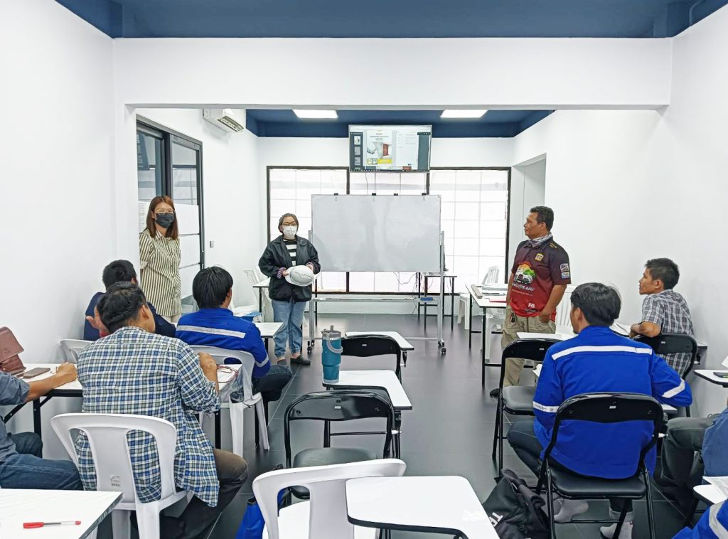 หัวหน้าหน่วยงาน หัวหน้าคนงาน และเจ้าหน้าที่ทุกคน จะได้รับการฝึกอบรมเทคนิคความปลอดภัยขั้นต่ำ 10 ชั่วโมง