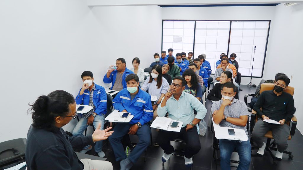 การพูดคุยซักซ้อมความเข้าใจทุกภาษาที่ใช้สื่อสาร