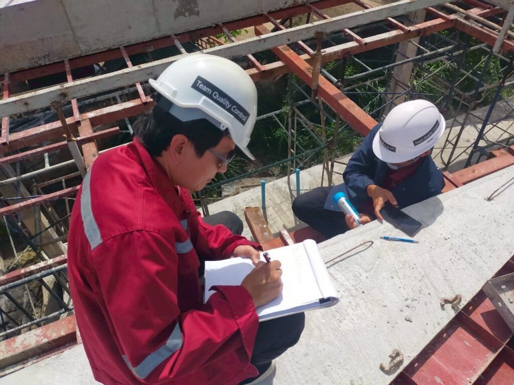 เจ้าหน้าที่ ผู้ปฏิบัติงานในสนามทุกคน สวมหมวกเซฟตี้